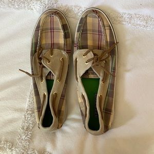 Very lightly worn plaid sperry loafers. Size 8